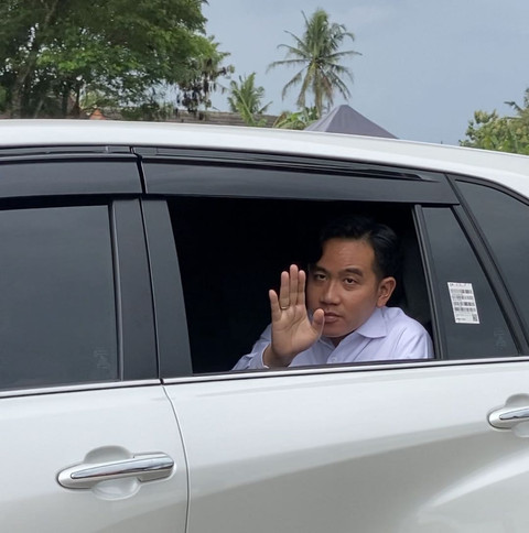 Wapres RI Gibran Rakabuming Raka saat meninggalkan lokasi pembangunan tol. Foto: Resti Damayanti/Pandangan Jogja