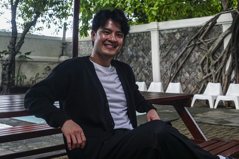 Pemeran film Pengepungan di Bukit Duri Morgan Oey berpose saat berkunjung ke kumparan di Pasar Minggu, Jakarta, Rabu (19/2/2025). Foto: Darryl Ramadhan/kumparan