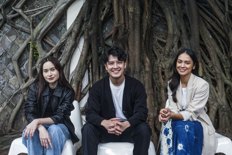 Pemeran film Pengepungan di Bukit Duri Morgan Oey (tengah) berpose bersama Hana Malasan (kanan) dan Satine Zaneta (kiri) saat berkunjung ke kumparan di Pasar Minggu, Jakarta, Rabu (19/2/2025). Foto: Darryl Ramadhan/kumparan