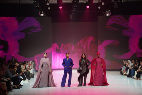 Brand Buttonscarves memperagakan koleksi busana bertajuk Dazzling Festive di Modinity Fashion Parade 2025. Foto: Modinity
