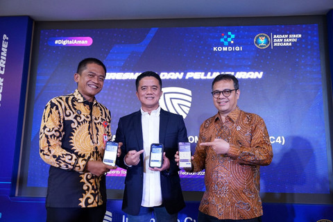 Deputi Bidang Keamanan Siber dan Sandi Pemerintahan dan Pembangunan Manusia BSSN, Sulistyo (kiri), CEO PT Digital Forensic Indonesia, Ruby Alamsyah (tengah), dan Wakil Menteri Komdigi, Nezar Patria (kanan). Foto: Dok. PT DFI
