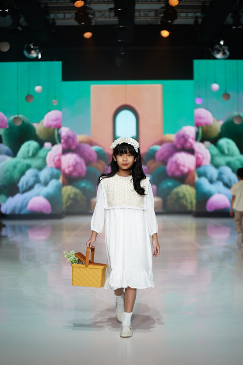 Benang Jarum memperagakan koleksi busana bertajuk Memories of Raya yang berkolaborasi dengan Mothercare di Modinity Fashion Parade 2025. Foto: Modinity