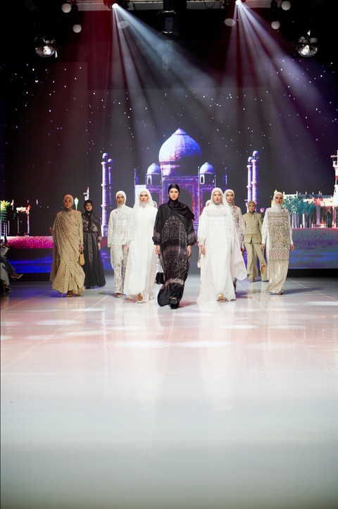 Nada Puspita memperagakan koleksi busana bertajuk Raya Romance di Modinity Fashion Parade 2025. Foto: Modinity
