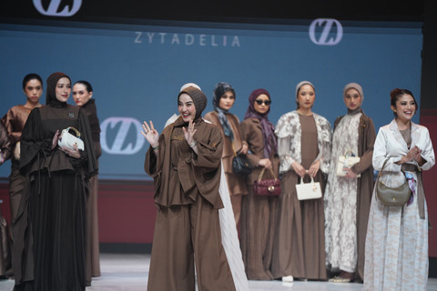 Zyta Delia menampilkan koleksi tas bertajuk Aere di Modinity Fashion Parade 2025. Foto: Modinity