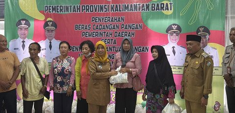 Penyaluran bantuan pangan kepada masyarakat. Foto: Dok. Istimewa