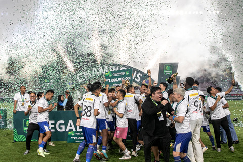 Pemain PSIM Yogyakarta beserta offisial berselebrasi usai mengalahkan Bhayangkara FC pada pertandingan final Liga 2 di Stadion Manahan, Solo, Jawa Tengah, Rabu (26/2/2025). Foto: Mohammad Ayudha/ANTARA FOTO