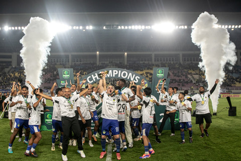Pemain PSIM Yogyakarta beserta offisial berselebrasi usai mengalahkan Bhayangkara FC pada pertandingan final Liga 2 di Stadion Manahan, Solo, Jawa Tengah, Rabu (26/2/2025). Foto: Mohammad Ayudha/ANTARA FOTO