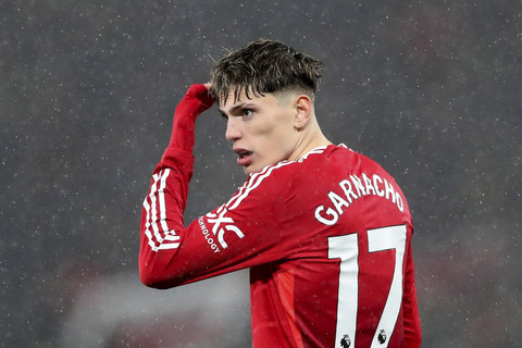 Pemain Manchester United Alejandro Garnacho bereaksi saat pertandingan Liga Inggris di Old Trafford, Manchester, Inggris, Rabu (26/2/2025). Foto: Scott Heppell/Reuters