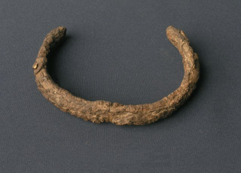 Gelang berkarat yang diduga dibuat dari besi meteorit.  Foto: Villena Museum