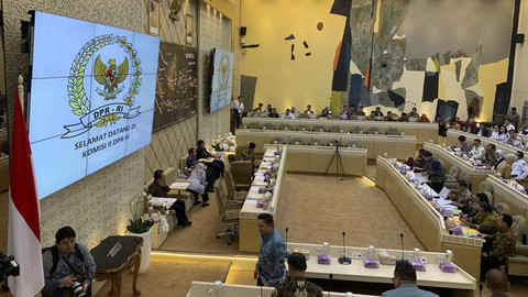 Suasana Rapat Kerja Komisi II DPR bersama KPU, Bawaslu, DKPP, dan Kemendagri membahas persiapan pemungutan suara ulang Pilkada di Kompleks Parlemen Senayan, Jakarta, Kamis (27/2/2025). Foto: Luthfi Humam/kumparan