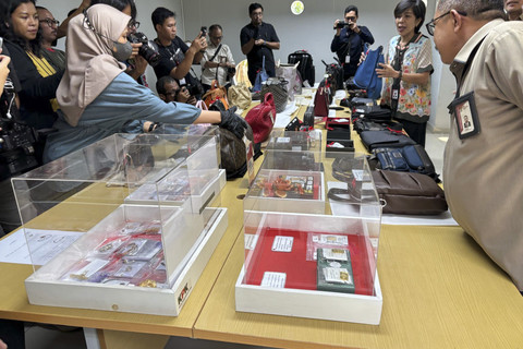 Barang-barang sitaan KPK yang akan kembali dilelang di Gedung Sitaan KPK, Cawang, Jakarta pada Kamis (27/2/2025).  Foto: Abid Raihan/kumparan