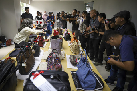 Sejumlah wartawan meliput barang-barang lelang hasil rampasan KPK di Gudang Rampasan KPK, Jakarta, Kamis (27/2/2025). Foto: Iqbal Firdaus/kumparan