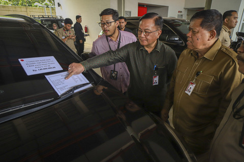 Petugas menunjukkan barang lelang hasil rampasan KPK di Gudang Rampasan KPK, Jakarta, Kamis (27/2/2025). Foto: Iqbal Firdaus/kumparan