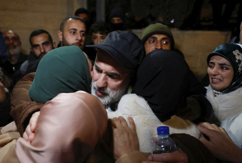 Seorang tahanan memeluk keluarganya saat penyambutan tahanan warga Palestina yang dibebaskan Israel di Ramallah, Kamis (27/2/2025). Foto: Mohamad Torokman/Reuters