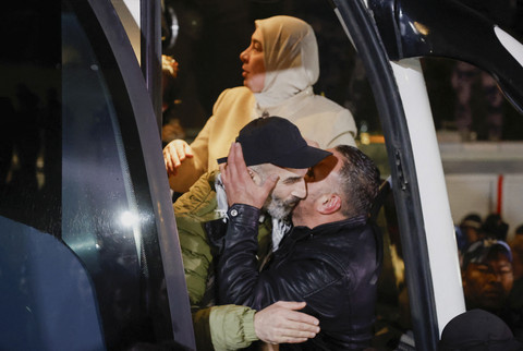 Seorang tahanan memeluk keluarganya saat penyambutan tahanan warga Palestina yang dibebaskan Israel di Ramallah, Kamis (27/2/2025). Foto: Mohamad Torokman/Reuters