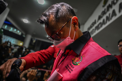 Direktur Pemasaran Pusat dan Niaga Pertamina Patra Niaga Maya Kusmaya berjalan memasuki mobil tahanan usai ditetapkan sebagai tersangka kasus dugaan korupsi dalam tata kelola minyak mentah dan produk kilang pada PT Pertamina Subholding. Foto: ANTARA FOTO/Bayu Pratama S