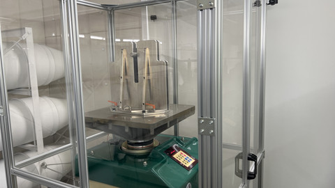 Tes durabilitas Laptop Lenovo. Foto: Agaton Kenshanahan/kumparan