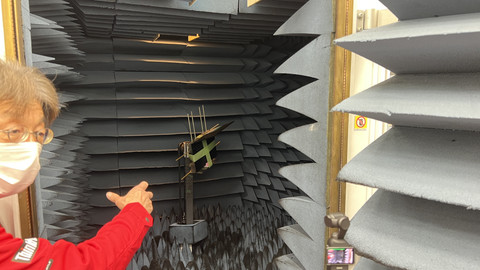 Tes performa audio laptop Lenovo. Foto: Agaton Kenshanahan/kumparan