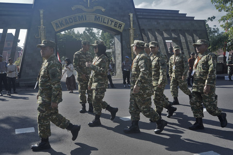 Sejumlah wakil kepala daerah mengenakan seragam komponen cadangan (komcad) berbaris setibanya di Kompleks Akademi Militer Magelang, Jawa Tengah, Kamis (27/2/2025). Foto: Anis Efizudin/ANTARA FOTO