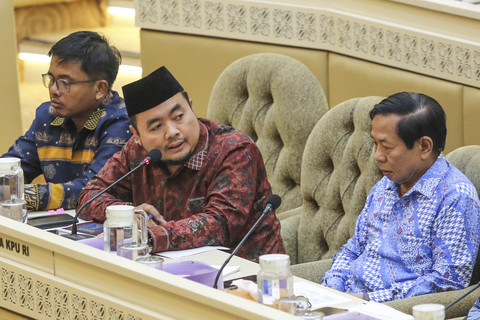 Ketua KPU Mochammad Afifuddin (tengah) bersama Anggota KPU Idham Holik (kiri) menyampaikan paparan saat rapat kerja dan RDP dengan Komisi II DPR di Kompleks Parlemen, Senayan, Jakarta, Kamis (27/2/2025). Foto: Asprilla Dwi Adha/ANTARA FOTO