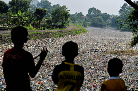 Tiga orang anak melihat sampah yang menumpuk di Sungai Citarum Lama di Cicukang, Margaasih, Kabupaten Bandung, Jawa Barat, Kamis (27/2/2025). Foto: ANTARA FOTO/Raisan Al Farisi