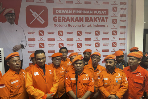 Ketua Umum Ormas Gerakan Rakyat Sahrin Hamid (tengah) menyampaikan keterangan pers saat deklarasi dan pelantikan organisasi masyarakat Dewan Pimpinan Pusat (DPP) Gerakan Rakyat di Jakarta Inisiatif Office, Cilandak, Jakarta pada Kamis (27/2/2025). Foto: Abid Raihan/kumparan