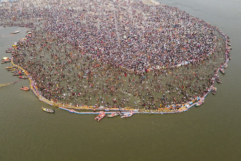 Festival Kumbh Mela di India akan berakhir pada tanggal 26 Februari. Foto: JALEES ANDRABI/AFP