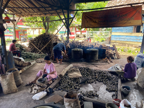Home industri kolang kaling di Kampung Peninjauan, Kelurahan Sukarame 2, Teluk Betung Barat, Bandar Lampung atau biasa disebut Kampung Pancasila. | Foto: Sinta Yuliana/Lampung Geh