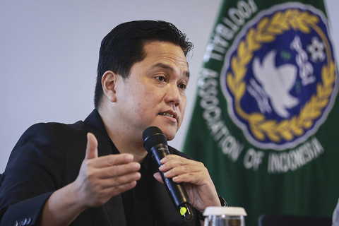 Ketum PSSI Erick Thohir saat menyampaikan keterangan pers terkait perkembangan terbaru Timnas di Jakarta, Selasa (25/2/2025). Foto: Dhemas Reviyanto/ANTARA FOTO