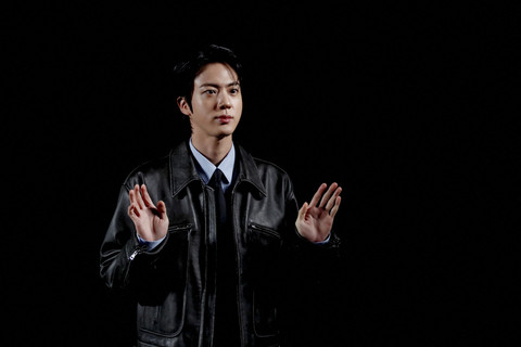 Jin BTS menghadiri fashion show Gucci di Milan Fashion Week 2025, Selasa (25/2/2025). Foto: Alessandro Garofalo/REUTERS