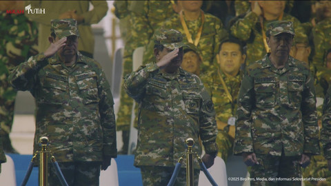 Presiden RI Prabowo Subianto bersama Jokowi dan SBY dalam Upacara Parade Senja dan Penurunan Sang Merah Putih di Komplek Akademi Militer Magelang, Kamis (27/2/2025).   Foto: YouTube/ Sekretariat Presiden