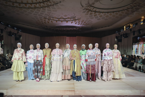 Koleksi busana Ria Miranda Signature bertajuk "Rona" untuk Cita Raya: Hikayat. Foto: Dok. Cita Tenun Indonesia