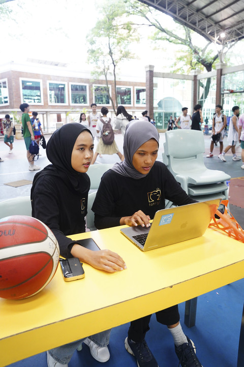 Tim Fotogrit saat membantu salah satu turnamen bola basket. Foto: Dok. Fotogrit