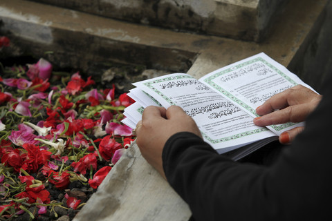 Warga berziarah di makam keluarganya di Tempat Pemakaman Umum (TPU) Ngagel Rejo, Surabaya, Jawa Timur, Kamis (27/2/2025). Foto: Didik Suhartono/ANTARA FOTO