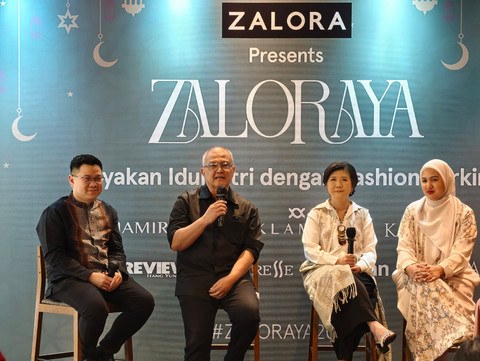 [Ki-Ka] Commercial Director ZALORA Indonesia, Victor Yap, Preview & Kamilaa Designer, Itang Yunasz, Intresse Designer, Fanny Kurniawan, CCO Ria Miranda, Yaya Wulandari di sesi konferensi pers ZALORAYA 2025. Foto: Zalora