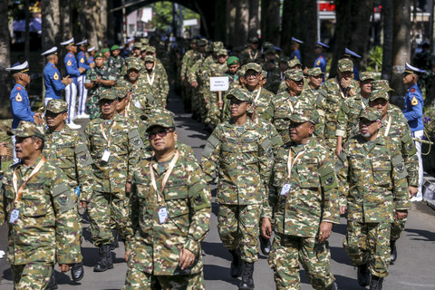 Sejumlah kepala daerah berjalan saat ingin mengikuti parade senja retreat kepala daerah di Akademi Militer, Magelang, Jawa Tengah, Kamis (27/2/2025). Foto: Aditya Aji/AFP