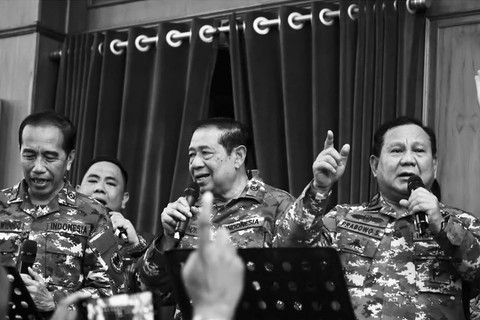 Presiden Republik Indonesia Prabowo Subianto bernyanyi bersama Presiden RI ke-6 Susilo Bambang Yudhoyono dan Presiden ke-7 RI Joko Widodo saat retreat kepala daerah di Akademi Militer, Magelang, Jawa Tengah, Kamis (27/2/2025). Foto: Instagram/ @prabowo