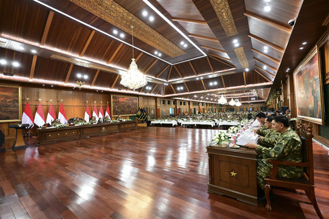 Sejumlah kepala daerah melaksanakan jamuan makan malam saat retreat kepala daerah di Akademi Militer, Magelang, Jawa Tengah, Kamis (27/2/2025). Foto: Dok. BPMI Setpres