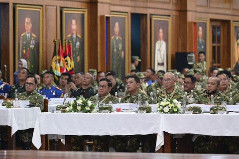 Sejumlah kepala daerah melaksanakan jamuan makan malam saat retreat kepala daerah di Akademi Militer, Magelang, Jawa Tengah, Kamis (27/2/2025). Foto: Dok. BPMI Setpres