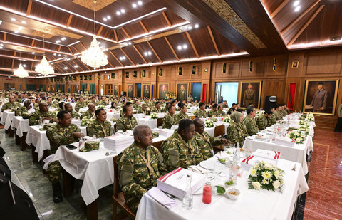 Sejumlah kepala daerah melaksanakan jamuan makan malam saat retreat kepala daerah di Akademi Militer, Magelang, Jawa Tengah, Kamis (27/2/2025). Foto: Dok. BPMI Setpres