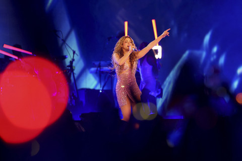 Musisi Shakira tampil membawakan lagunya saat 'Las Mujeres Ya No Lloran World Tour' di Stadion el Campin, Bogota, Kolombia, Kamis (27/2/2025). Foto: Luisa Gonzalez/Reuters