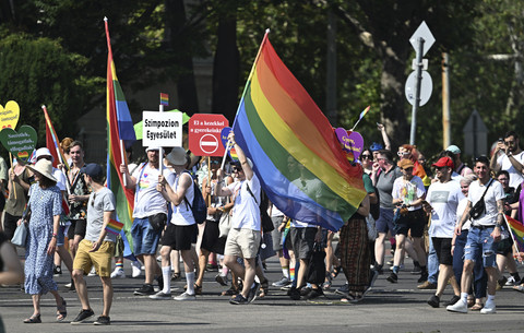 Orang-orang mengambil bagian dalam Parade Kebanggaan LGBTQ di Budapest, Hongaria, pada 15 Juli 2023. Foto: ATTILA KISBENEDEK/AFP