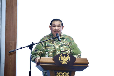 Presiden ke-6 RI Susilo Bambang Yudhoyono (SBY) bersama Menteri Dalam Negeri Tito Karnavian saat retreat kepala daerah di Akademi Militer, Magelang, Jawa Tengah, Kamis (27/2/2025). Foto: Dok. Puspen TNI