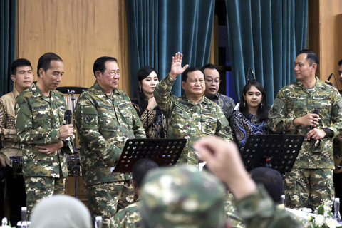 Momen Prabowo nyanyi bareng SBY, Jokowi.  Foto: Dok. Kemendagri