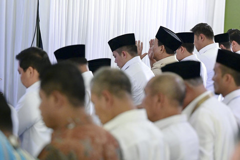 Presiden Republik Indonesia Prabowo Subianto melaksanakan ibadah salat Jumat di Tenda Ibadah Peserta Retreat, Magelang, Jawa Tengah, Jumat (28/2/2025). Foto: Muchlis Jr/Biro Pers Sekretariat Presiden