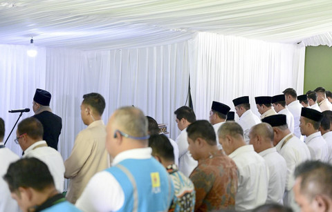 Presiden Republik Indonesia Prabowo Subianto melaksanakan ibadah salat Jumat di Tenda Ibadah Peserta Retreat, Magelang, Jawa Tengah, Jumat (28/2/2025). Foto: Muchlis Jr/Biro Pers Sekretariat Presiden