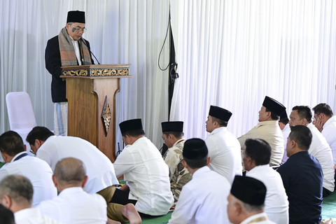 Presiden Republik Indonesia Prabowo Subianto melaksanakan ibadah salat Jumat di Tenda Ibadah Peserta Retreat, Magelang, Jawa Tengah, Jumat (28/2/2025). Foto: Muchlis Jr/Biro Pers Sekretariat Presiden