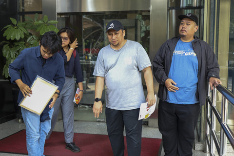 Koalisi Masyarakat Sipil Antikorupsi melaporkan dugaan tindak pidana korupsi dalam penyelenggaraan orientasi Kepala Daerah di Gedung Merah Putih KPK, Jakarta, Jumat (28/2/2025). Foto: Iqbal Firdaus/kumparan