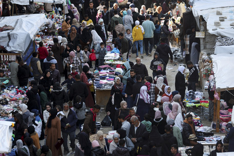 Sejumlah pedagang menawarkan dagangannya kepada pembeli saat pasar Ramadan di Khan Younis, Gaza Selatan, Kamis (27/2/2025). Foto: Ramadan Abed/REUTERS