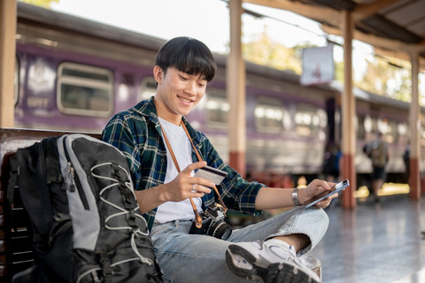 Ilustrasi Gen Z yang berliburan ke area terbuka. Foto: Sorapop Udomsri/Shutterstock